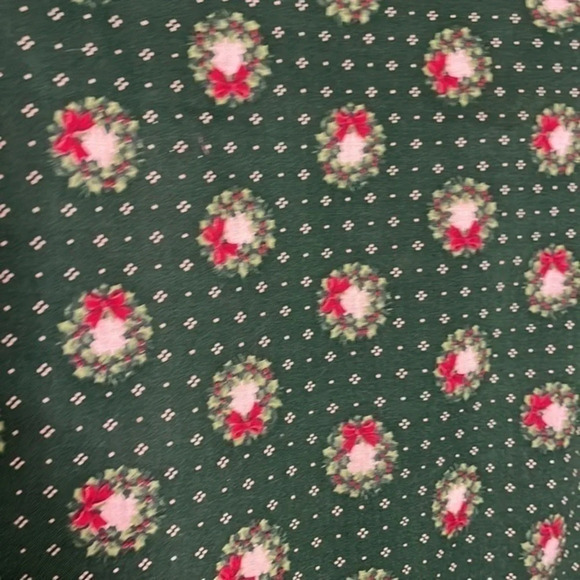 Wildrose Christmas Table Runner - Picture 3 of 5